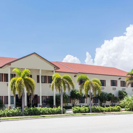 Super 8 by Wyndham Pompano Beach Exterior foto