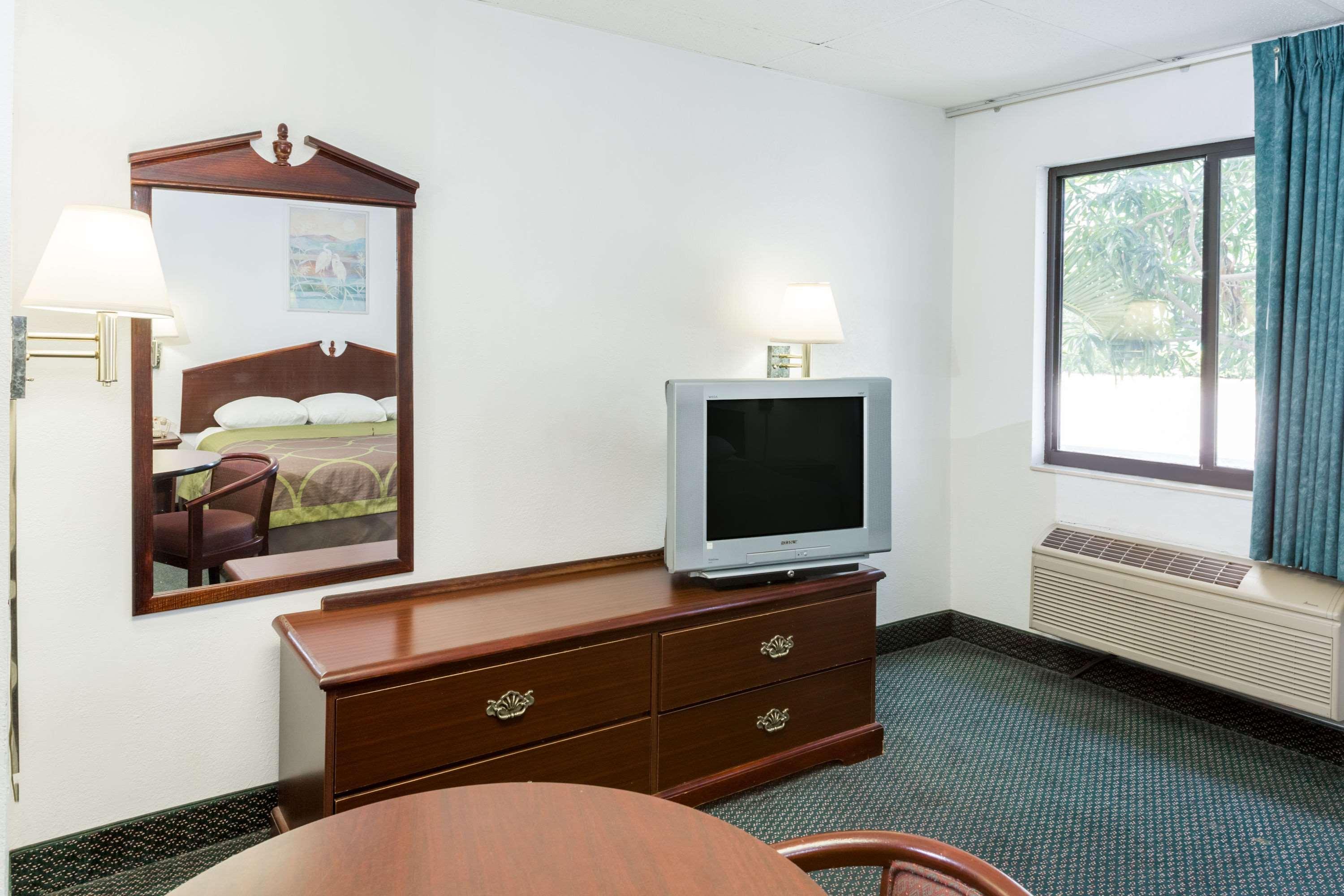 Super 8 by Wyndham Pompano Beach Exterior foto
