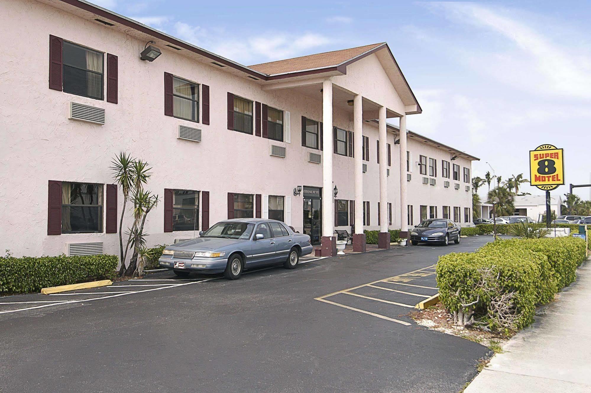 Super 8 by Wyndham Pompano Beach Exterior foto