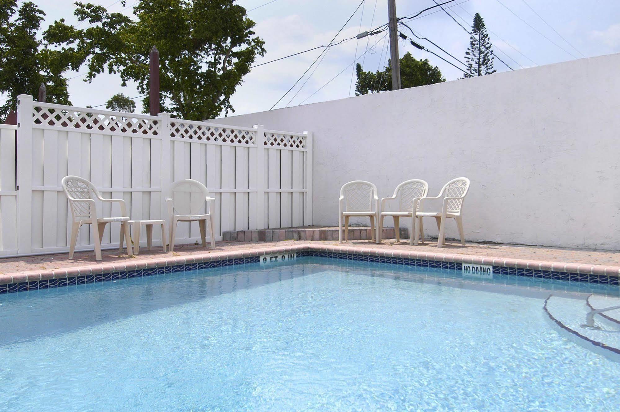 Super 8 by Wyndham Pompano Beach Exterior foto